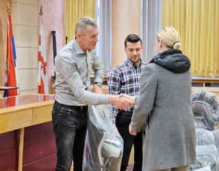 Nastavljena akcija podele autosedista za decu (5)