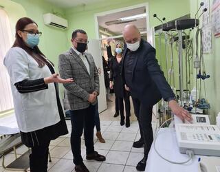 za hitnu sluzbu obezbedjen mobilni ekg aparat i tri racunara (3)