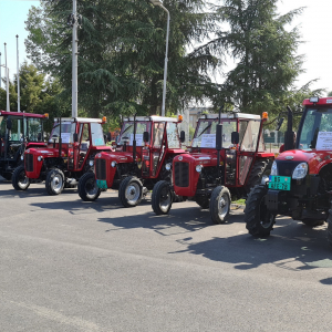 uruceni kljucevi poljoprivrednicima za 15 traktora (1)