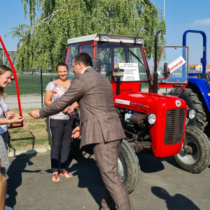 uruceni kljucevi poljoprivrednicima za 15 traktora (2)