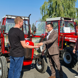 uruceni kljucevi poljoprivrednicima za 15 traktora (3)