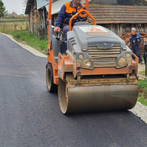Radovi na asfaltiranju Jankovica puta u Mirosaljcima (3)
