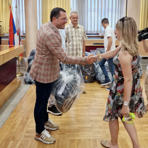 Nastavljena akcija podele besplatnih autosedista za decu (5)